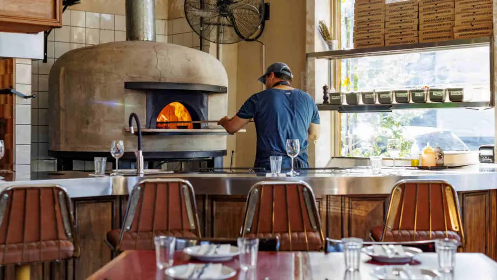 Con 500 comensales semanales, ofrece pizzas con masa casera, vinos boutique y helados propios