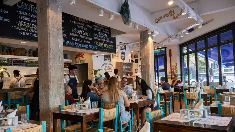 Recibe 1.300 comensales por semana con platos peruanos intensos, generosos y para compartir