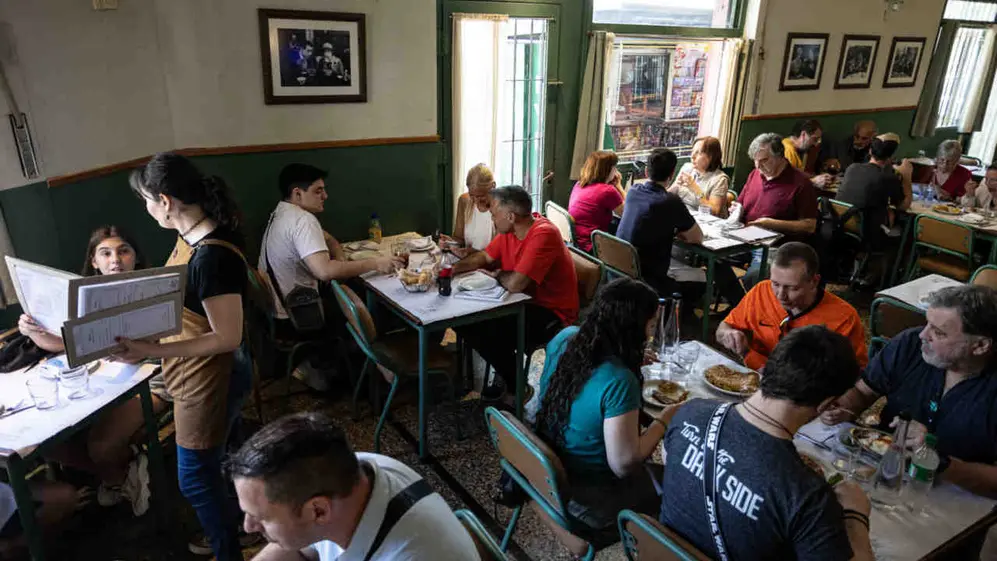 Cantina porteña con menú del día a $13.500 y más de 900 cubiertos semanales en Parque Chacabuco