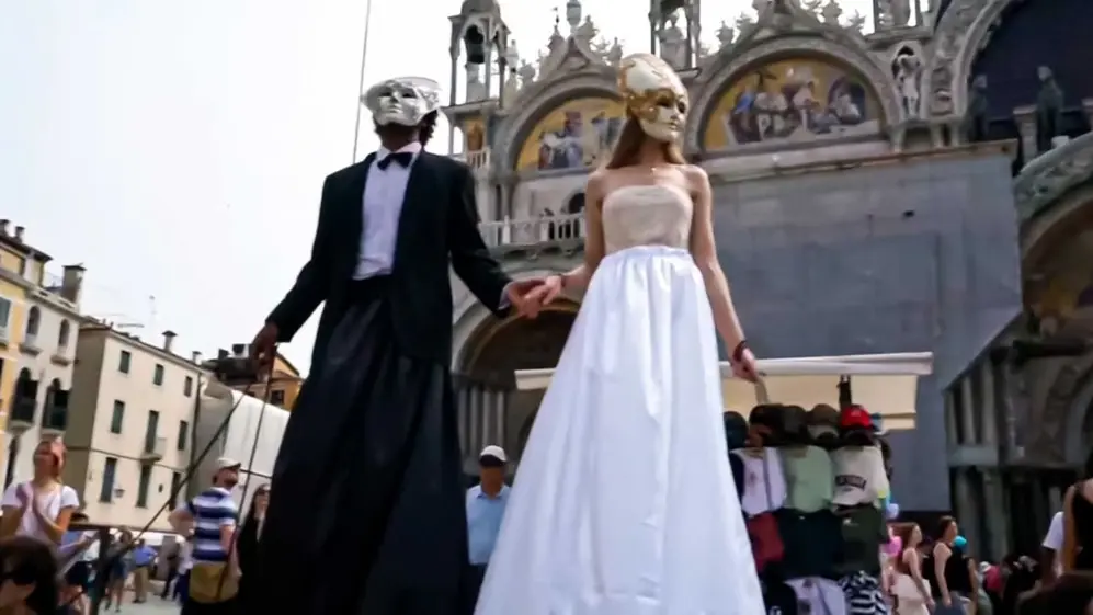 Una boda falsa en la Plaza San Marco, en Venecia, como parte de las protestas