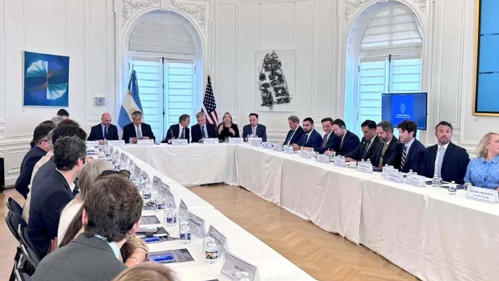 Figueroa se reunió con fondos de inversión, bancos, empresas petroleras y estudios jurídicos