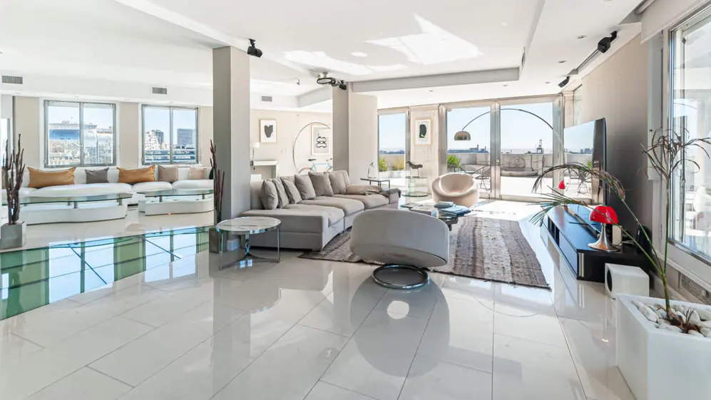El departamento tiene 750 m², tres terrazas privadas y vistas al río desde el corazón de Retiro