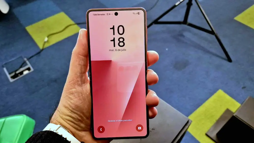 Samsung Galaxy Z Flip 7 abierto con la pantalla desplegada