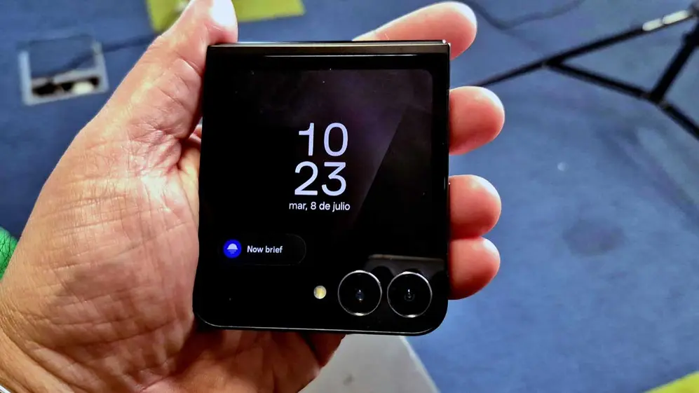 Samsung Galaxy Z Flip 7 FE cerrado con la pantalla externa.