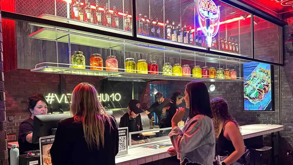 La promo de cerveza Budweiser en bucket acompaña los clásicos ideales para compartir.