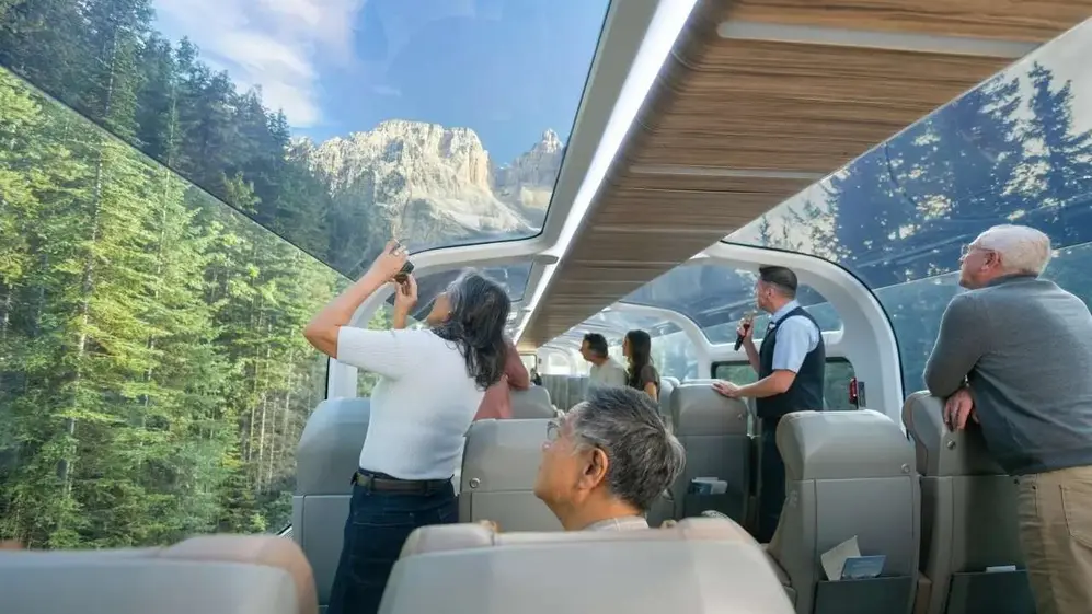 El impresionante techo invisible del Rocky Mountaineer, elegido mejor tren del año