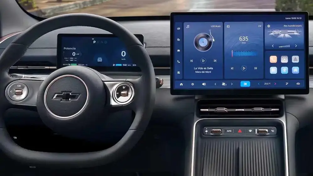 Dos grandes pantallas definen el interior del nuevo SUV de Chevrolet.