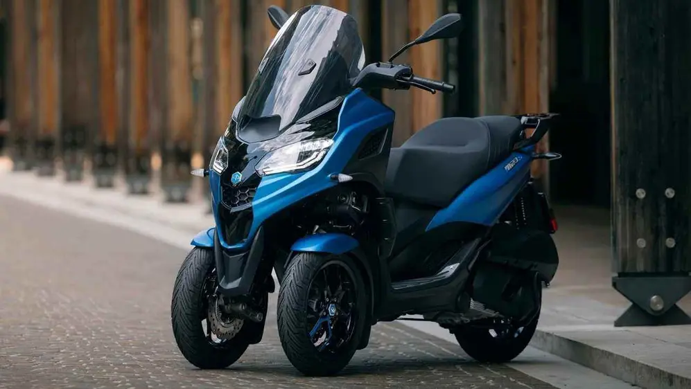 El scooter de tres ruedas fue homologado para autopistas.