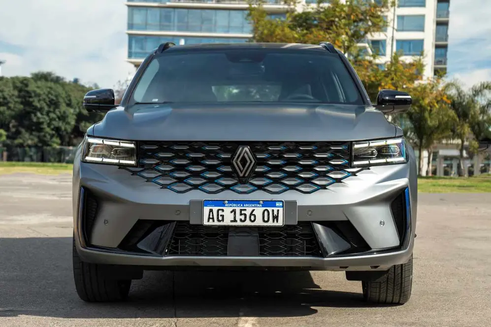 El nuevo Koleos suma una parrilla diamantada.