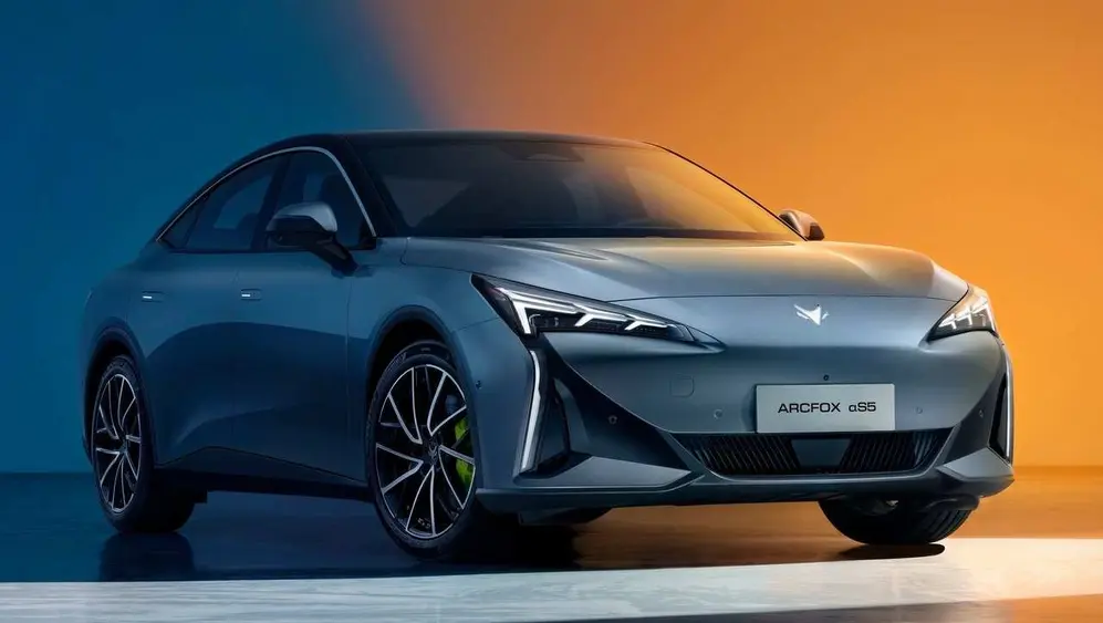 El Arcfox S5 luce una silueta sedán elegante.