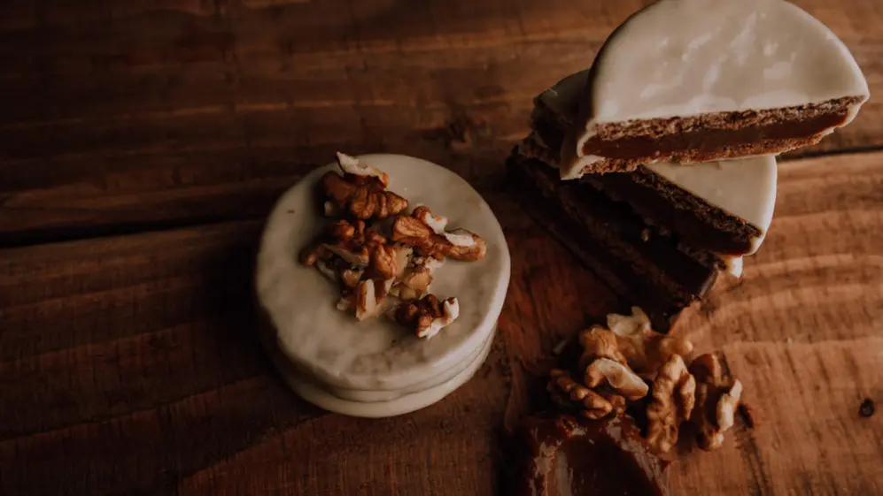 Almendra Guiller creó el mejor alfajor del mundo con nueces, dulce de leche y sello patagónico