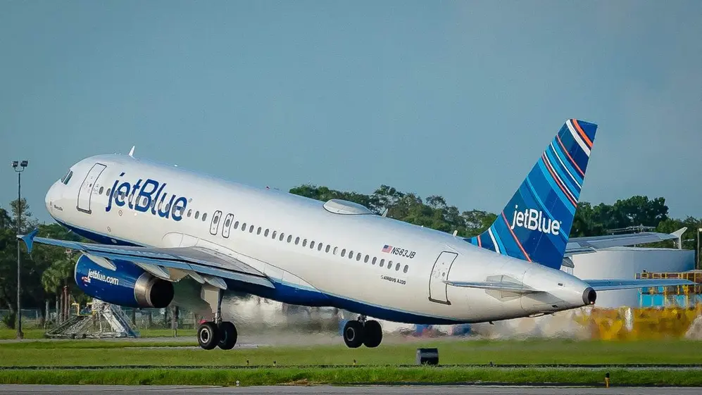 JetBlue anunció un acuerdo con Amazon para empezar a ofrecer su internet satelital a bordo