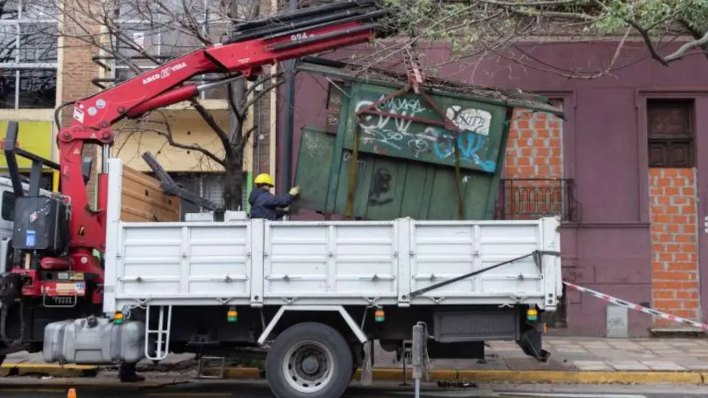 La Ciudad comenzó a remover puestos de diarios que llevan tiempo sin ser utilizados