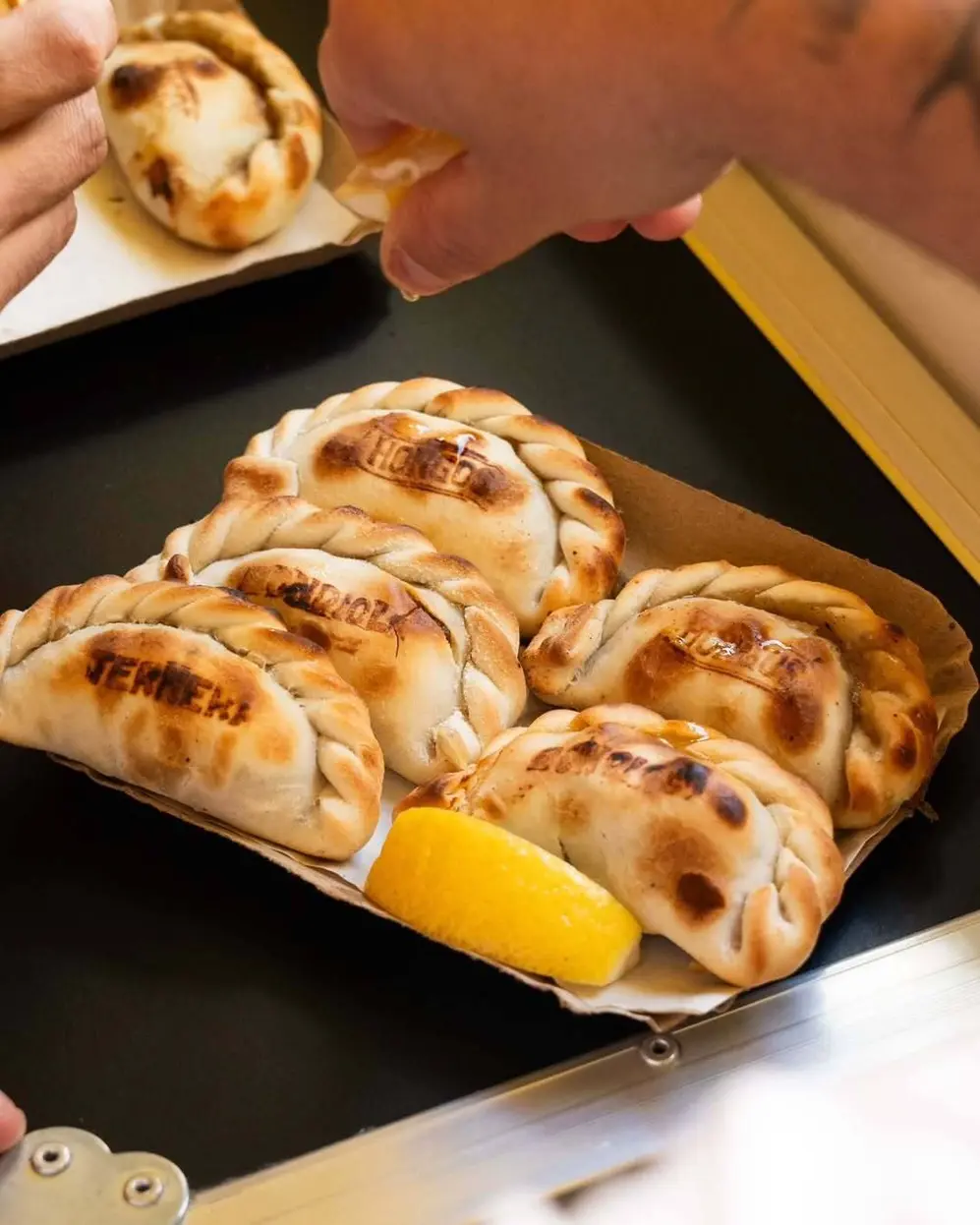 Empanadas hechas a mano, 13 repulgues y toque de limón: el sello de Gladys 