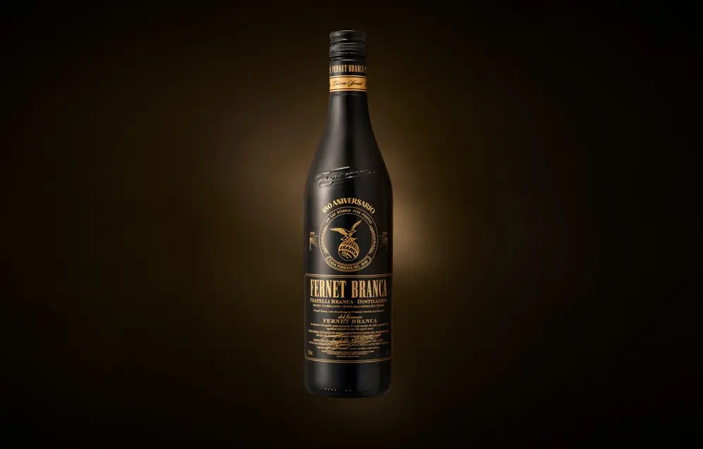La icónica botella que Fernet Branca lanzó por sus 180 años de historia.