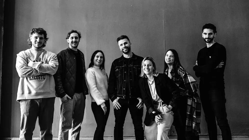 Juan Marenco (cuarto desde la izquierda) junto al equipo de Be Influencers.
