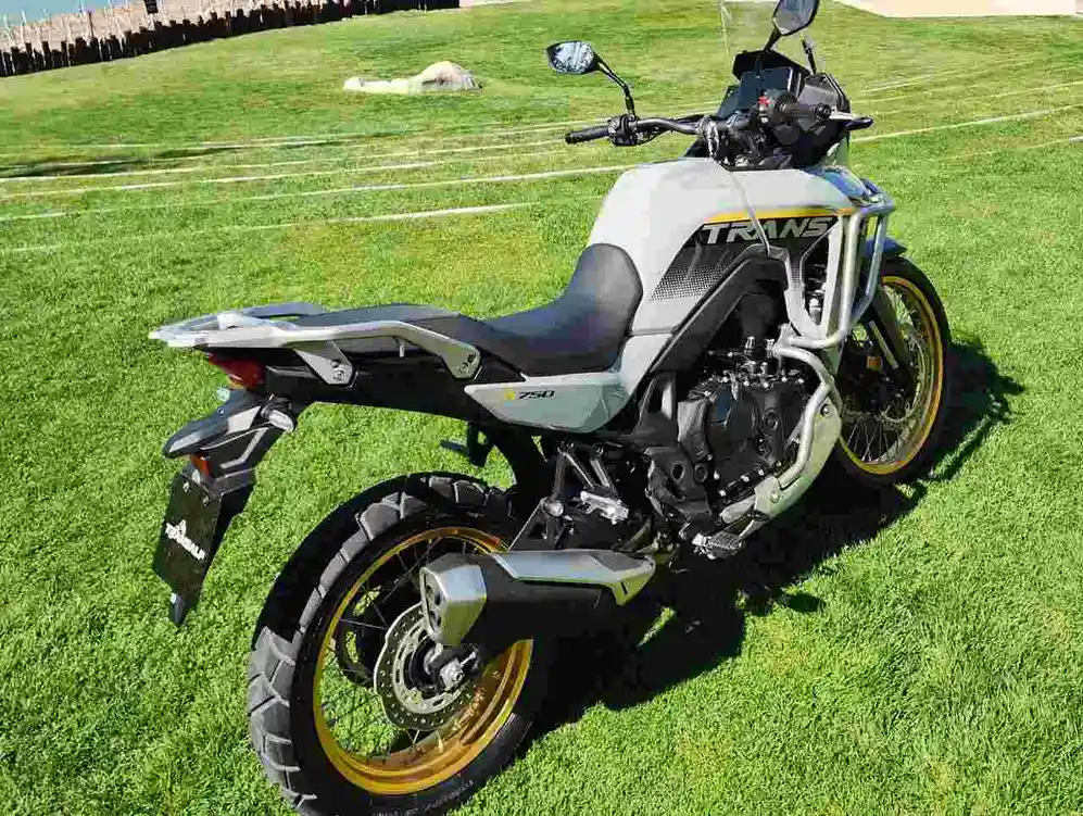 El motor y peso hacen de la Transalp una moto ideal para todoterreno.