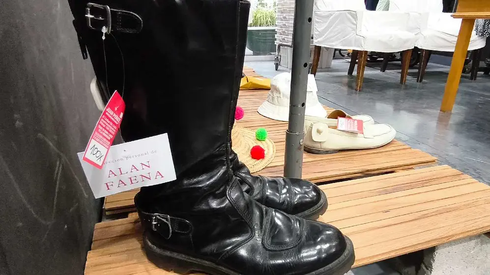Las botas de cuero, entre las 
