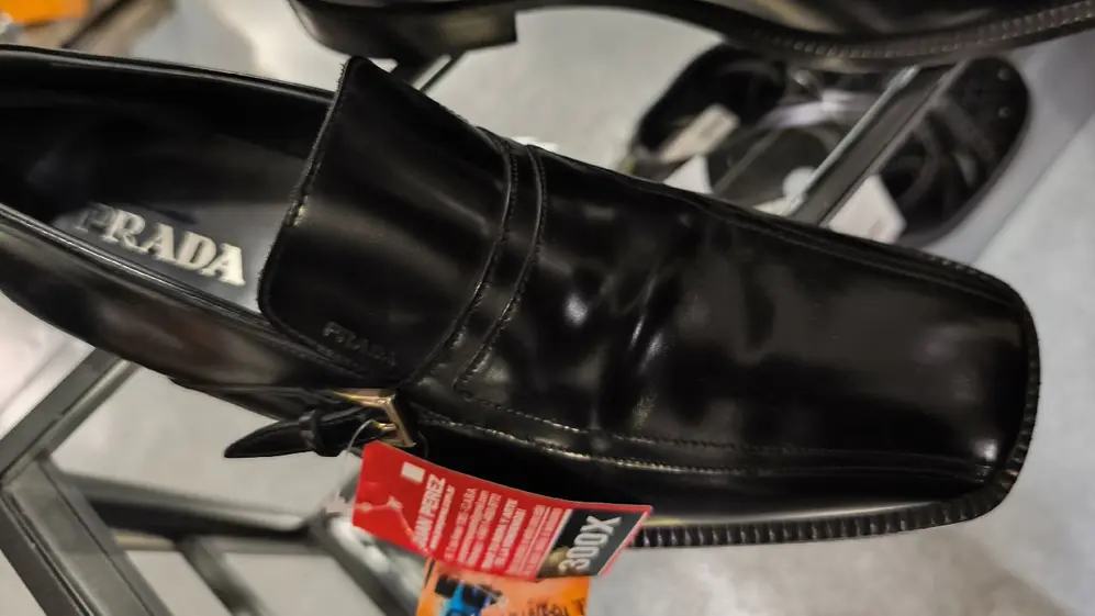 También se pueden encontrar zapatos del reconocido empresario
