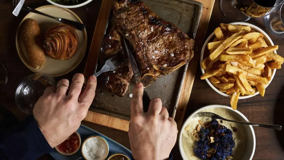 Mago, en Belgrano desde 2021, ofrece parrilla de mercado con carnes, embutidos y vegetales