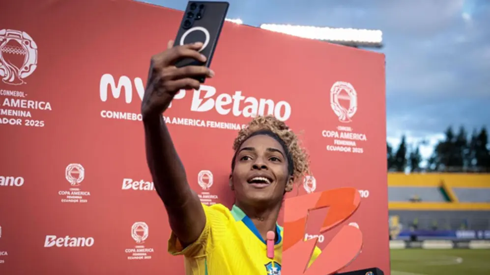 Luany de Brasil celebra con el premio MVP Betano durante un partido de la Copa América Femenina