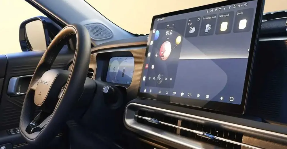 El Baic BJ30 cuenta con una gran pantallla panorámica en su interior.