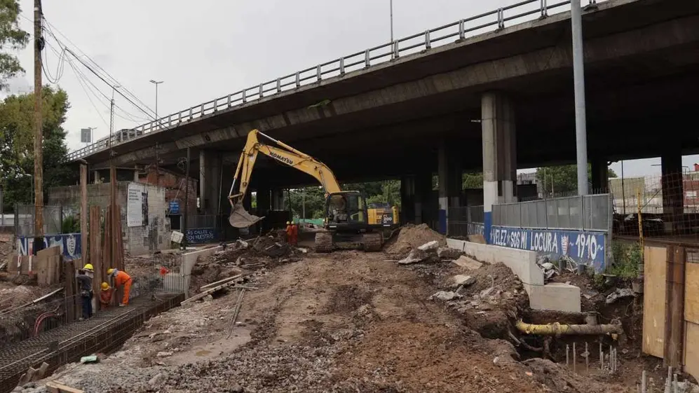Siguen los trabajos en la construcción del paso bajo nivel de la calle Irigoyen, en Villa Luro