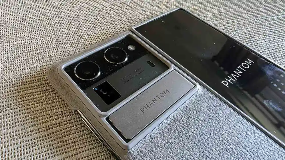 Un componente de la cubierta sirve de soporte metálico del celular