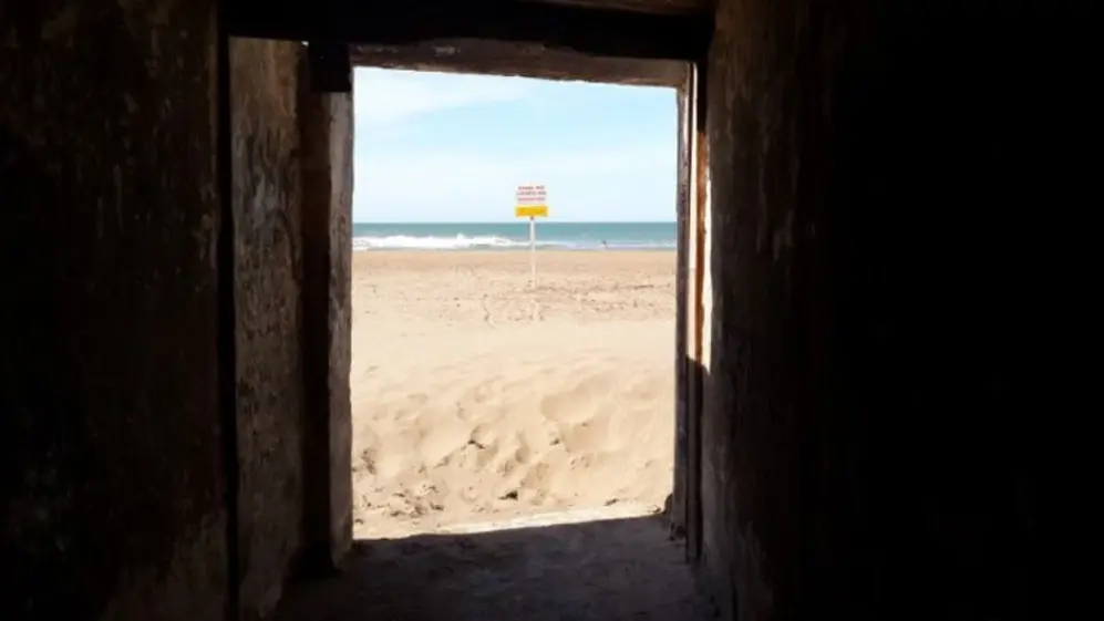 El túnel bajo las dunas que sale directo al mar, un distintivo de Reta