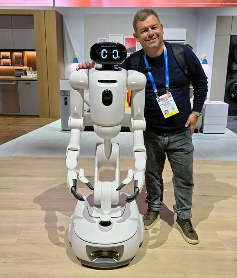 El robot de LG con el autor de este artículo.