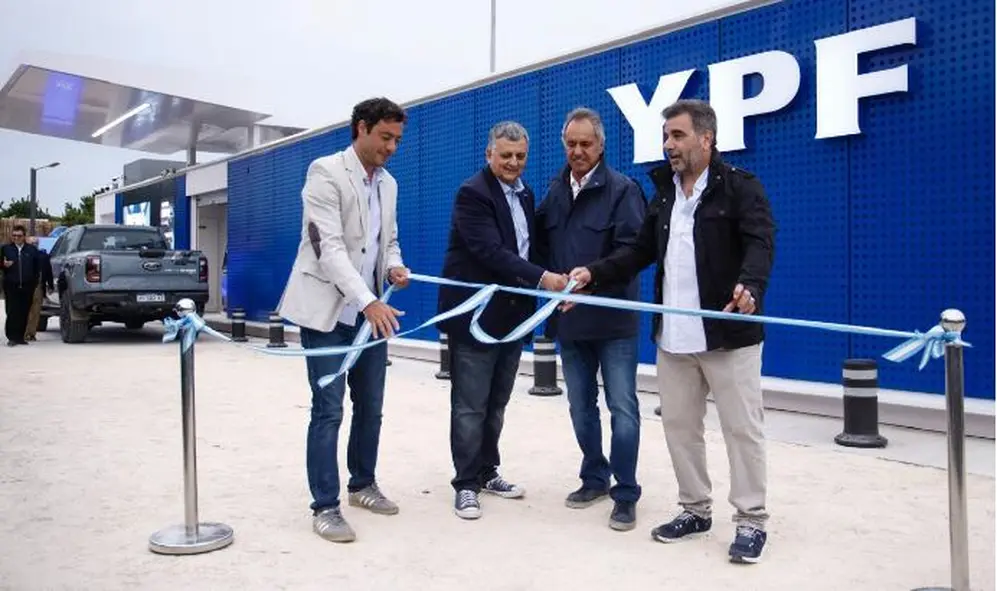 El presidente y CEO de YPF, Horacio Marín, junto al Secretario de Turismo, Daniel Scioli.