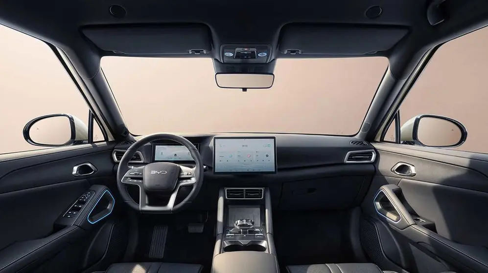 Por dentro, el SUV tiene una gran pantalla y mucha tecnología.