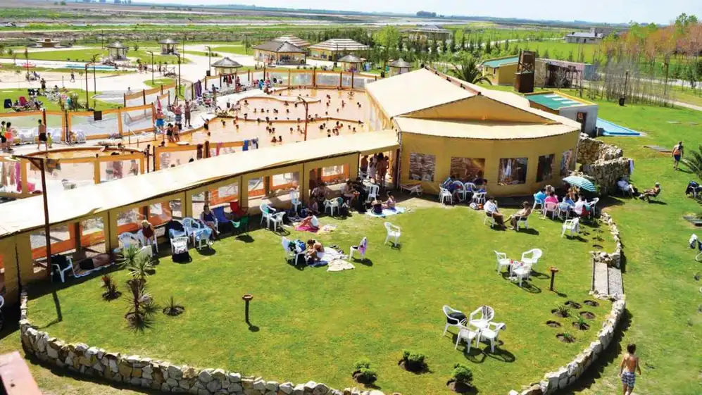En verano suman piletas frías y servicios familiares que amplían la experiencia termal completa