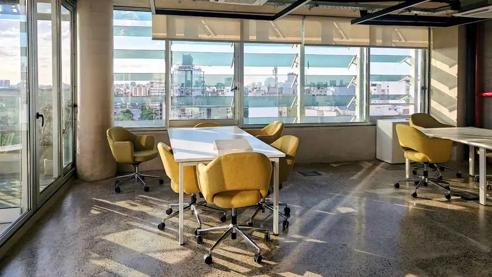 Los espacios de trabajo del edificio se caracterizan por la luminosidad natural.