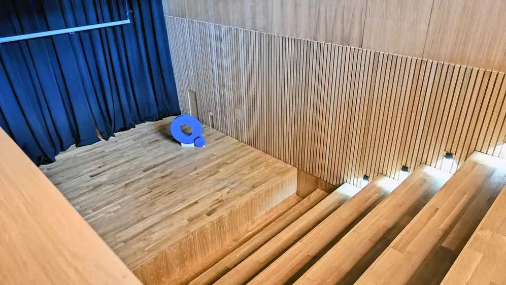 Auditorio en el edificio de Finnegans.