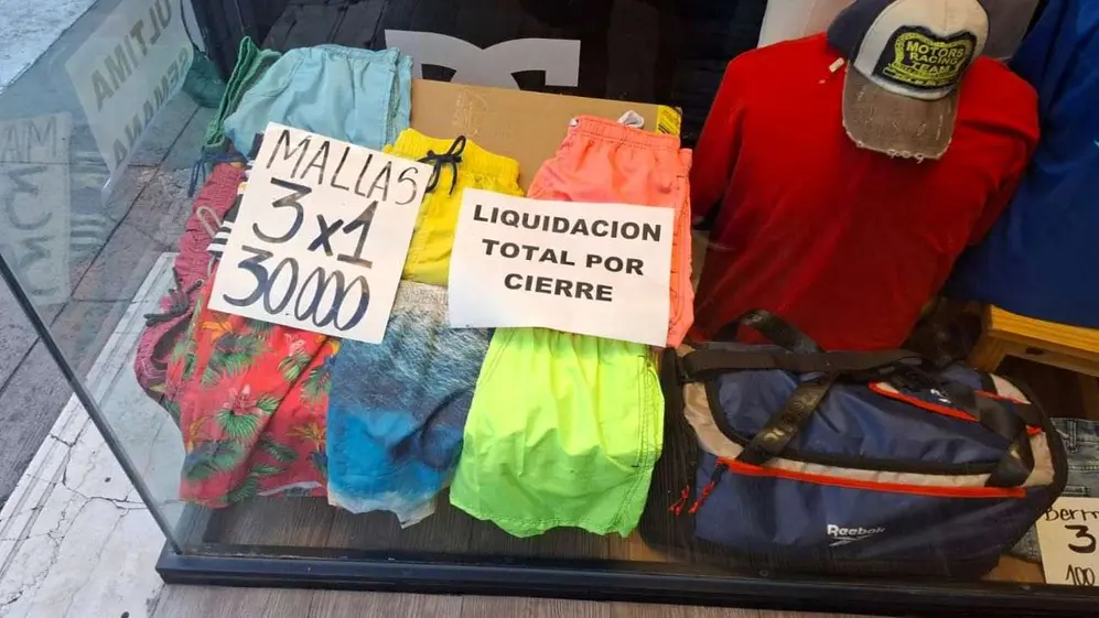 La vidriera del local que liquida todo por cierre