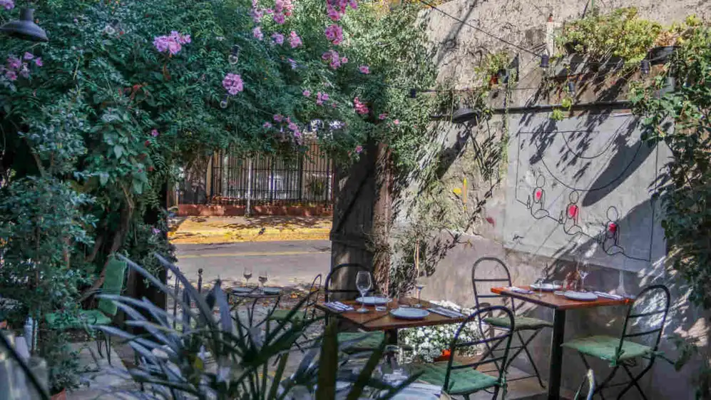 Beza celebra San Valentín con una cena a la luz de las velas en una casona de 1930 en Belgrano R