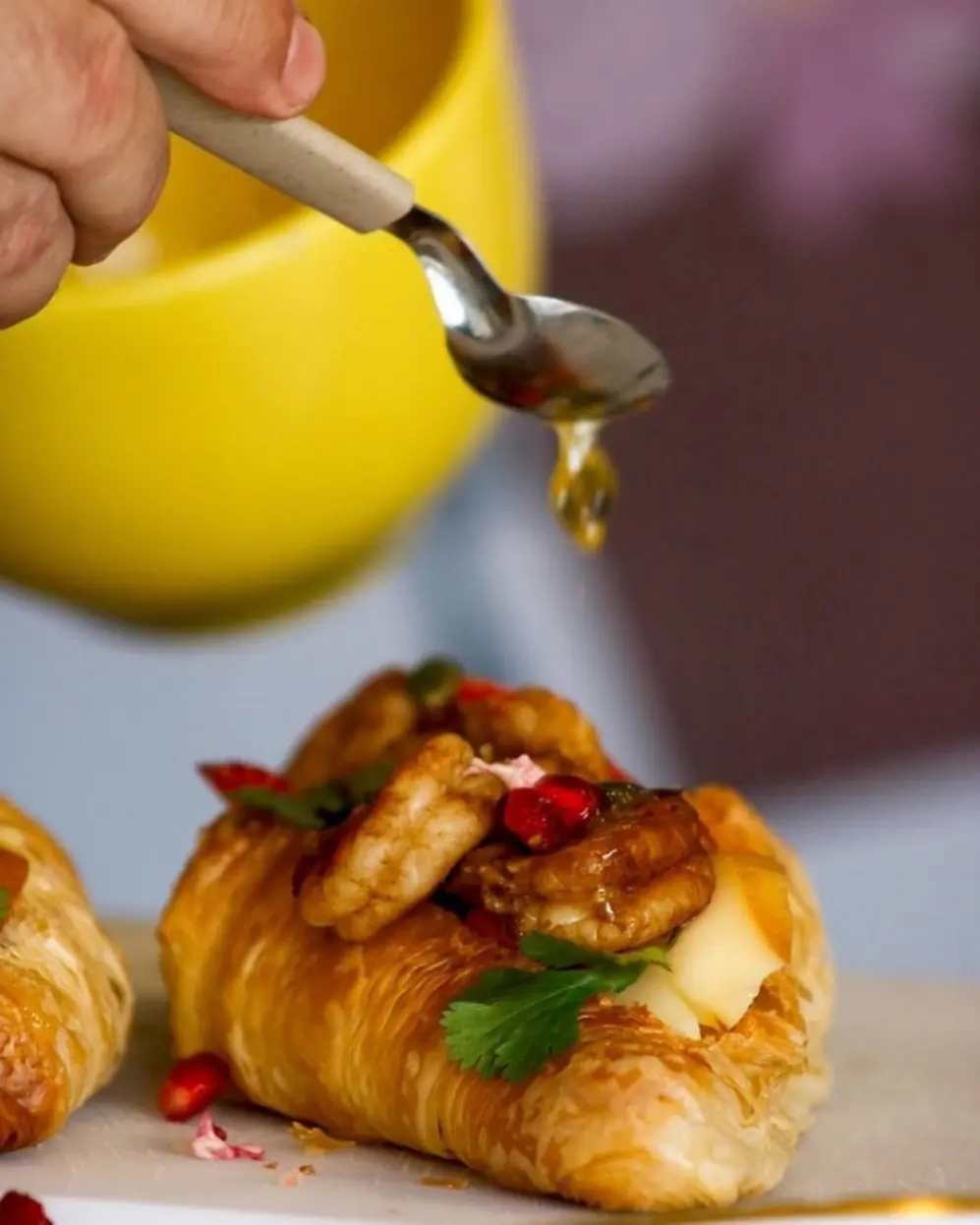 Cada croissant busca equilibrio: proteína, dulce, hierbas, vegetales y encurtidos en cada bocado