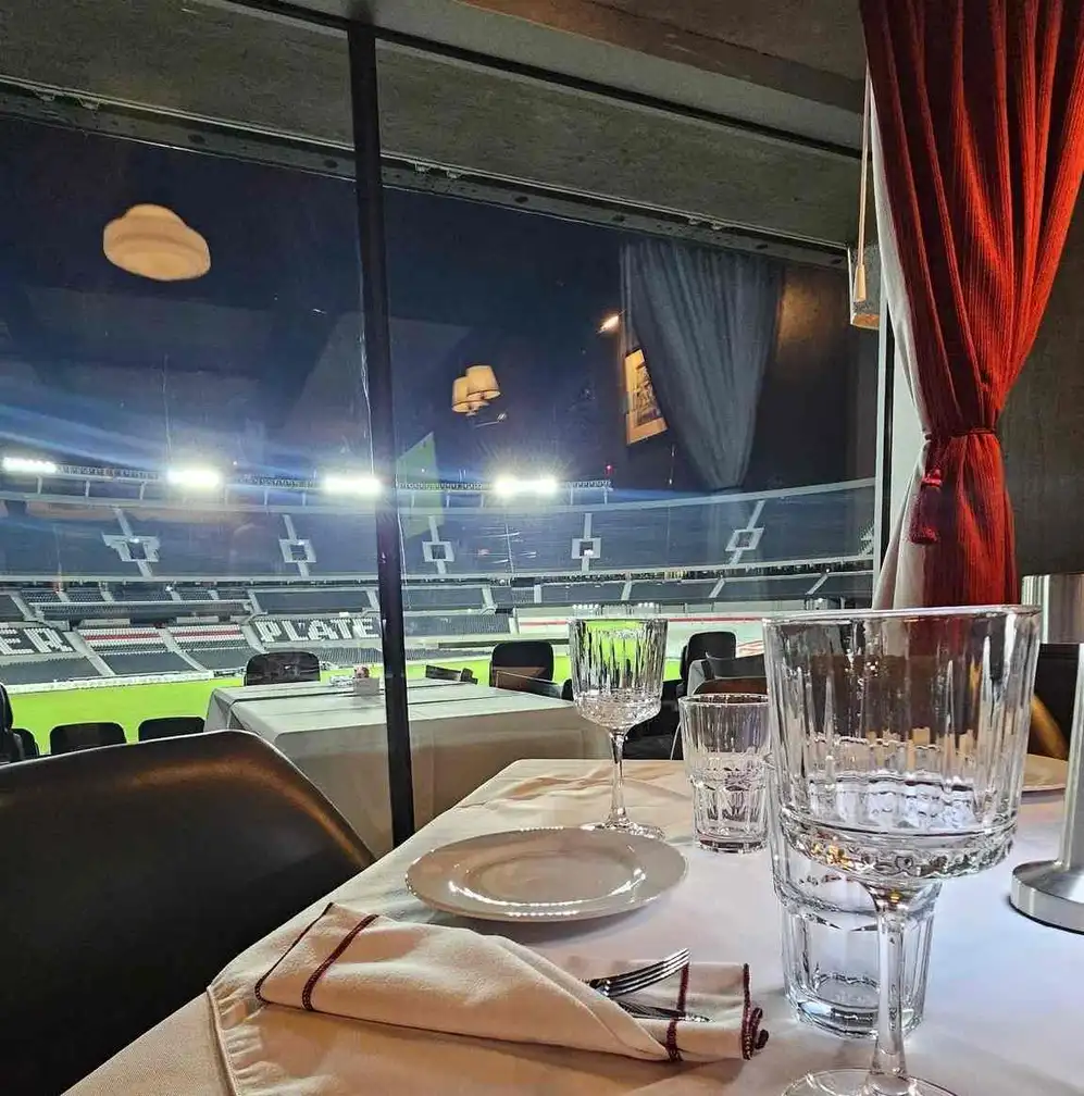 La vista de la cancha desde el nuevo Bodegón de River en el Monumental