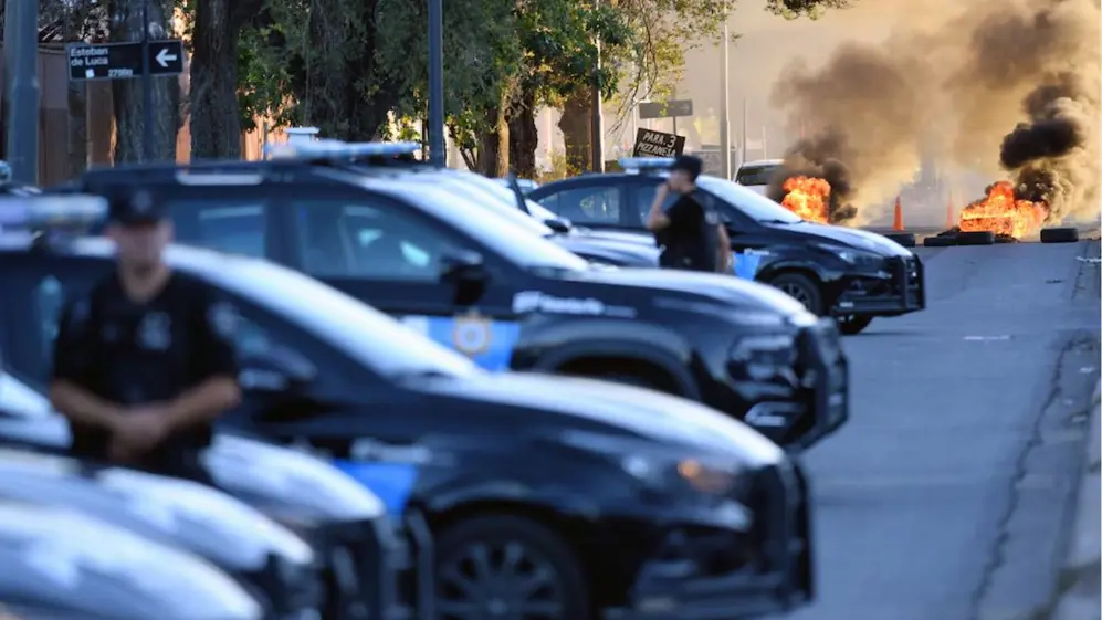 Se anunció un aumento de sueldo y la policía de Santa Fe levantó las protestas
