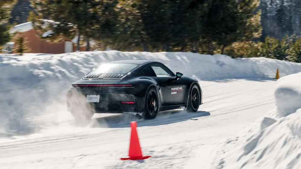 Porsche enseña técnicas de manejo en nieve en Canadá y Finlandia.