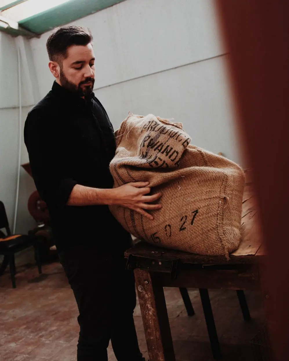 Fuego Tostadores tuesta entre nueve y diez toneladas de café por mes y abastece a 400 cafeterías