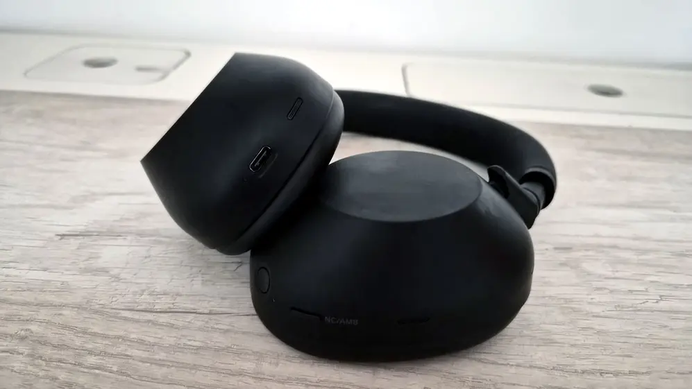 Sony reintroduce la estructura plegable en esta línea de auriculares.