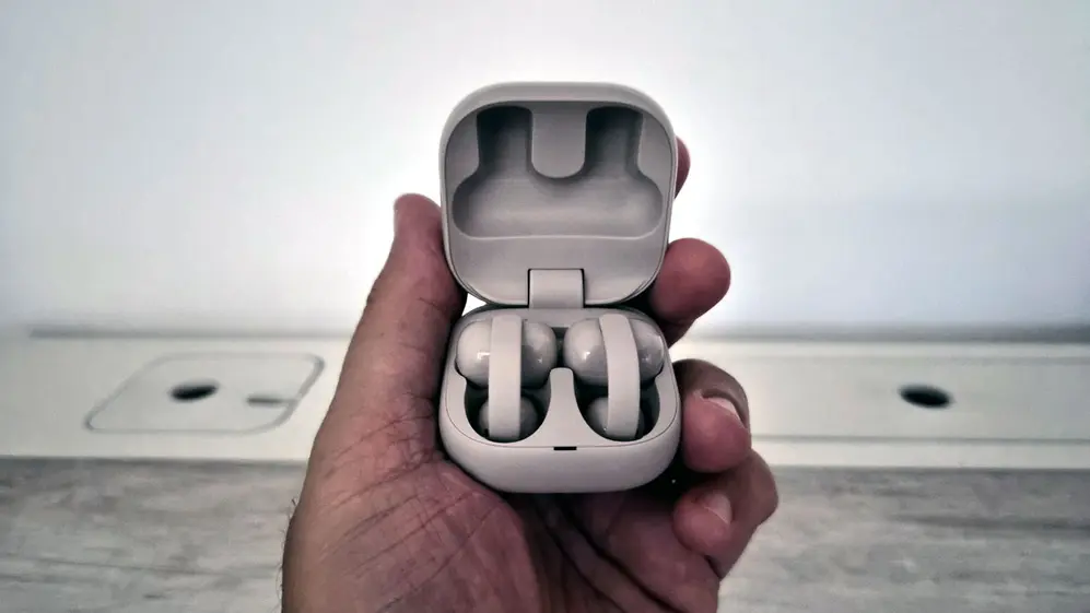 Los Sony LinkBuds Clip en su estuche que también funge como cargador.