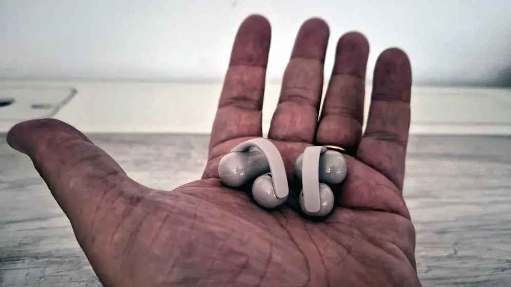 La premisa es que el usuario de estos auriculares nunca debe desconectarse del mundo real.