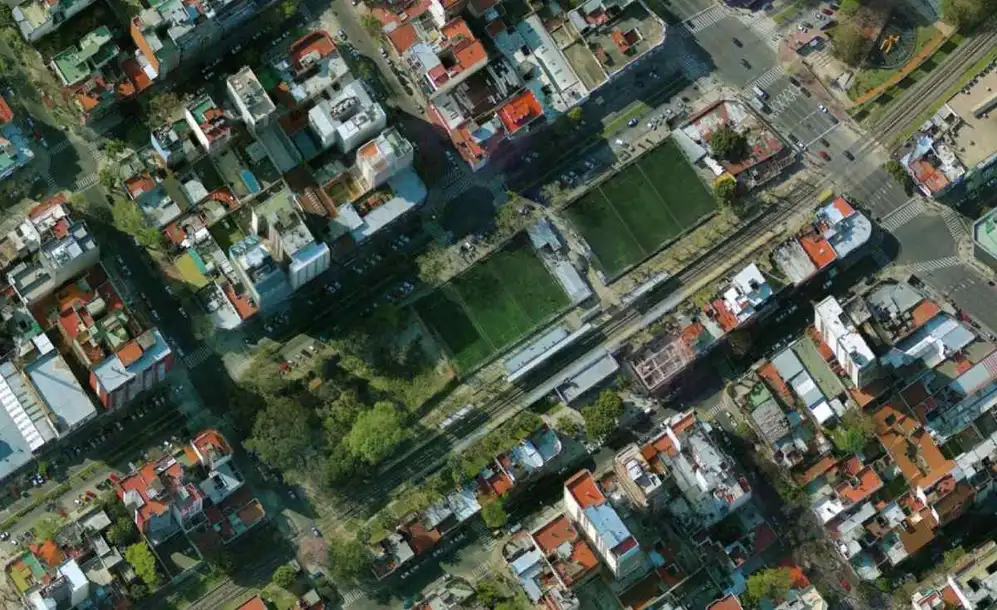 Vista aérea del complejo de canchas de fútbol, que pasará a ser el Parque Ferroviario