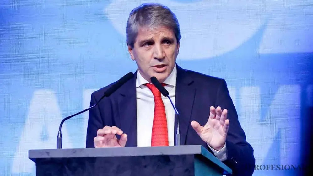 Caputo admitió ante empresarios que no pueden controlar la demanda de pesos