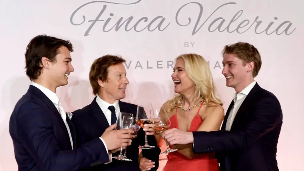 Valeria Mazza y su familia en la presentación de sus vinos
