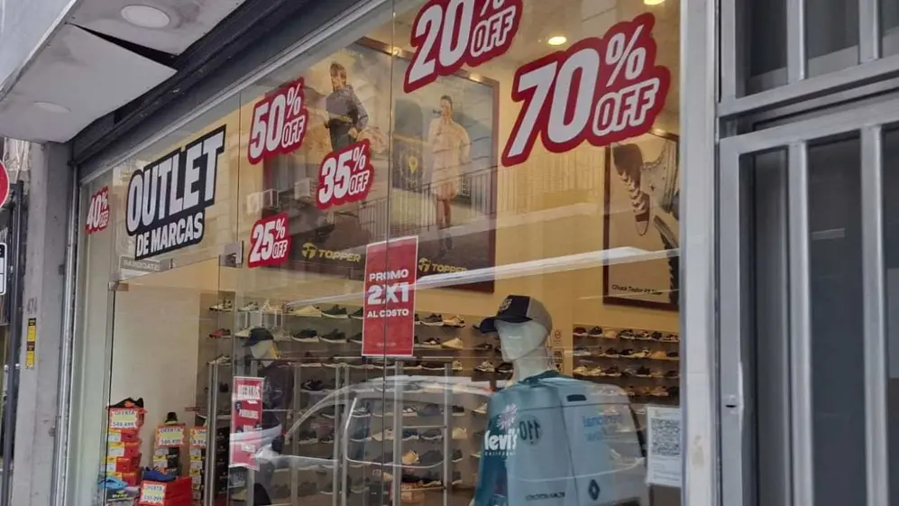 El frente de nuevo local outlet que tiene primeras marcas
