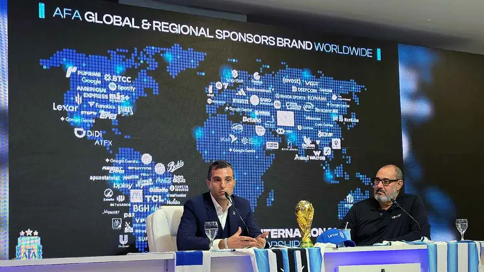 De izquierda a derecha: Leandro Petersen y Luis Valladares. Detrás, marcas que patrocinan a la AFA.